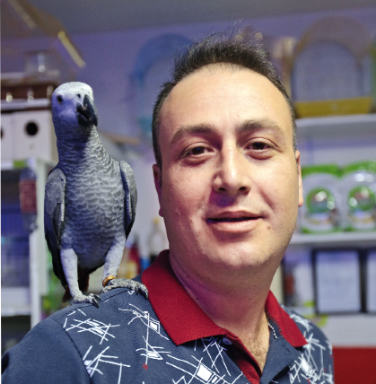 Papağan terbiyecisi